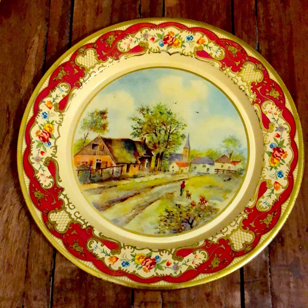 Vintage 1970s metal tray by Daher; made in Holland, 8 inches diameter
